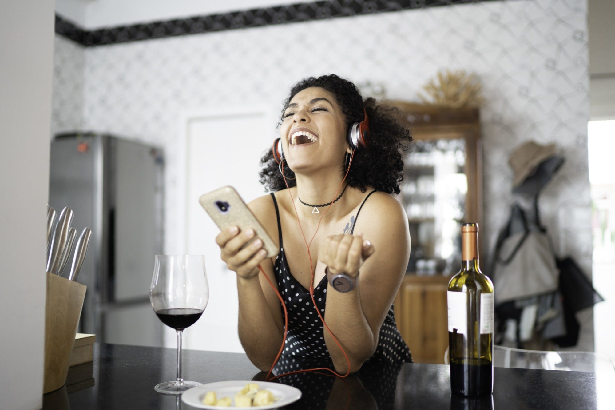 Endorfina e serotonina: entenda mais sobre esses hormônios da felicidade